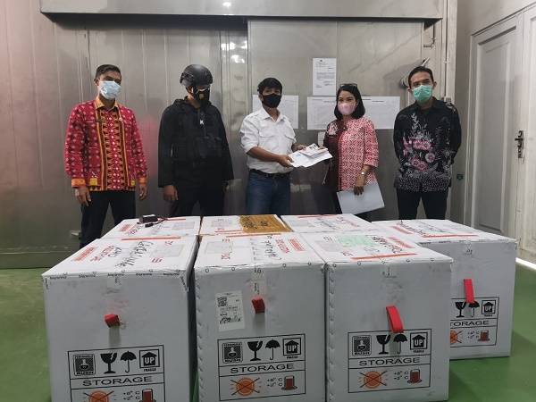 Tiba di Bandara Kualanamu, Brimob Polda Sumut Kawal 12 Ribu Vaksin Sinovac