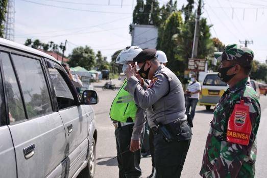 Petugas Lanjutkan Penyekatan di Kota Medan, Seluruh Kendaraan Yang Memasuki Kota Diperiksa