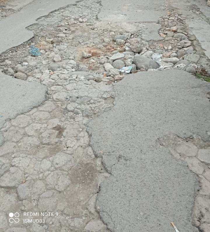 Jalan Bawang Raya Perumnas Simalingkar Rusak Parah