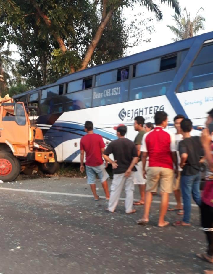 Tabrakan Bus Sejahtera dan Mobil Truk Box, Satu Orang Meninggal