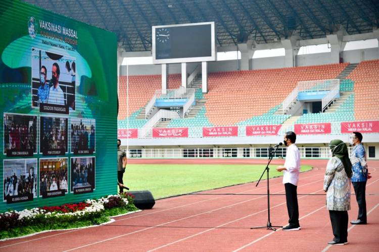 Presiden Tinjau Vaksinasi Massal Bagi Masyarakat Umum dan Penyandang Disabilitas di Stadion Pakansari