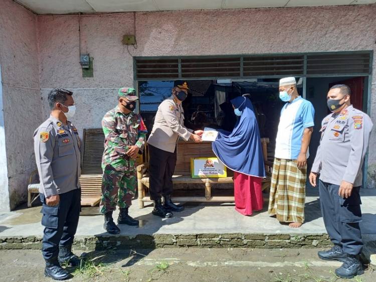 Sambut HUT Bhayangkara, Kapolda Sumut Berikan Tali Asih kepada Babinsa Serda Sugianto Penderita Gagal Ginjal