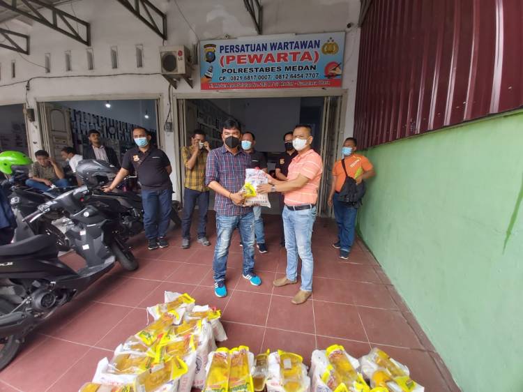 Tetap Jaga Prokes, Ketua Pewarta Berbagi Sembako kepada Pengurus dan Anggota