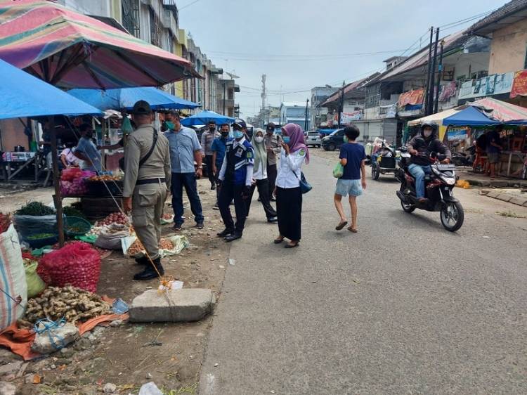 Polsek Medan Timur Bubarkan Kerumunan Massa di Pasar Bulan
