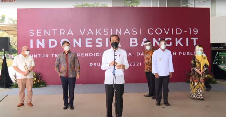 Presiden Jokowi Tinjau Vaksinasi Massal COVID-19 di RSUI Depok