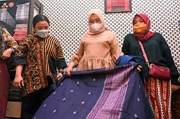 Nawal Lubis Ajak Dekranasda Kabupaten/Kota Beli dan Gunakan Kain Tenun Daerah sebagai Baju Dinas