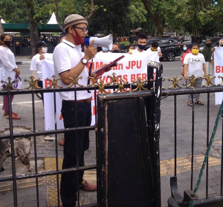 Demo di Pengadilan Negeri Medan, Massa MPK-SU Minta Hakim Hukum Berat dan Penjarakan Anwar Tanuhadi   