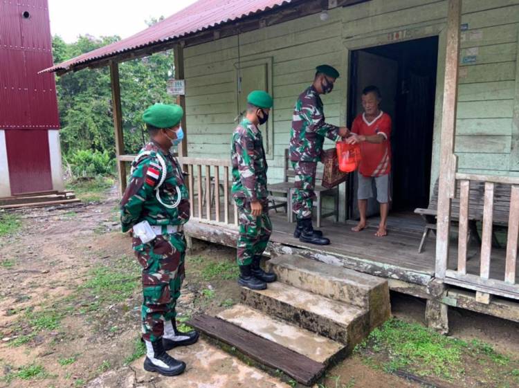 Batalyon Infanteri 642/Kapuas Bagikan Sembako Kepada Warga Kurang Mampu