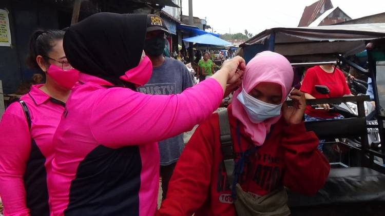 Putus Penyebaran Covid-19, Bhayangkari Ranting Polsek Deli Tua Bagikan Masker dan Multi Vitamin C