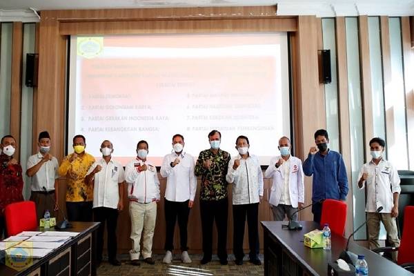 8 Ketua DPC Partai Politik Tandatangani Pakta Integritas dan NPHD Bersama Bupati Pakpak Bharat