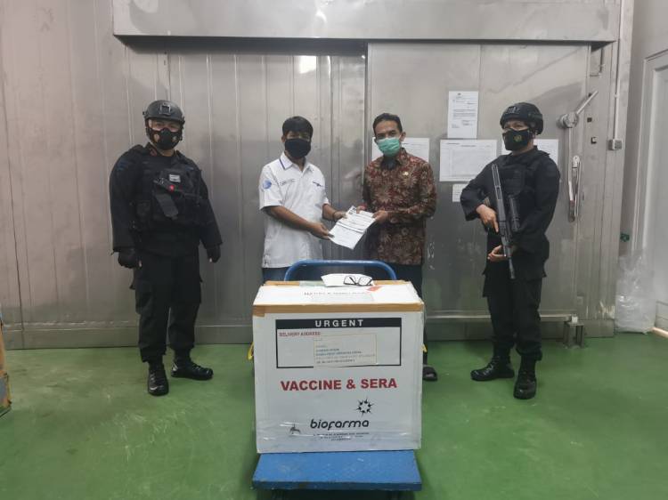 Brimob Lakukan Pengawalan 800 Dosis Vaksin Covid-19 yang Baru Tiba di Sumut