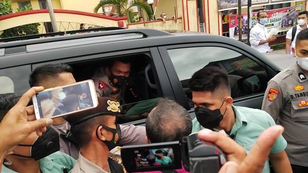 Adukan Nasib, Ratusan Massa Hadang Mobil yang Ditumpangi Kapoldasu