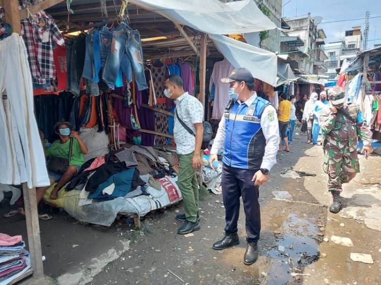 Polisi Bubarkan Kerumunan Warga di Pasar Bawean Medan