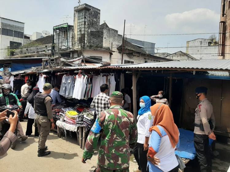 Operasi Yustisi Polsek Medan Timur, Bubarkan Kerumunan Massa di Pasar Sambu