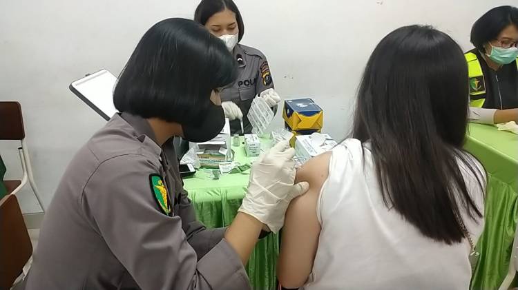 Sambut HUT Bhayangkara ke-76, Polrestabes Medan Gelar Pengobatan, Khitanan dan Vaksinasi Massal