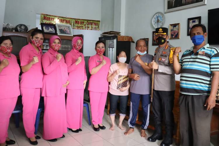 Kapolrestabes Medan Bagikan Sembako Kepada Panti Asuhan Sekaligus Jenguk Anggota Polri Sakit Menahun  