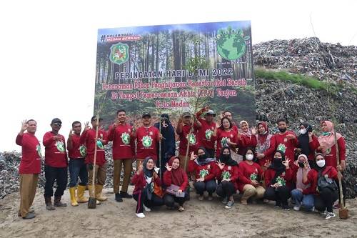 Dinas Kebersihan dan Pertamanan Kota Medan Melakukan Aksi Bersih dan Penanaman Bibit Pohon di TPA Terjun