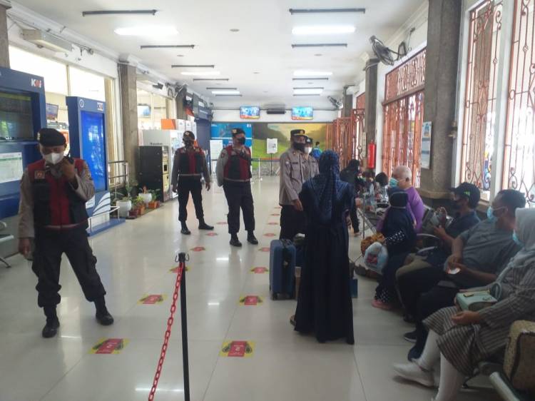 Polisi Operasi Yustisi di Stasiun Kereta Api Medan