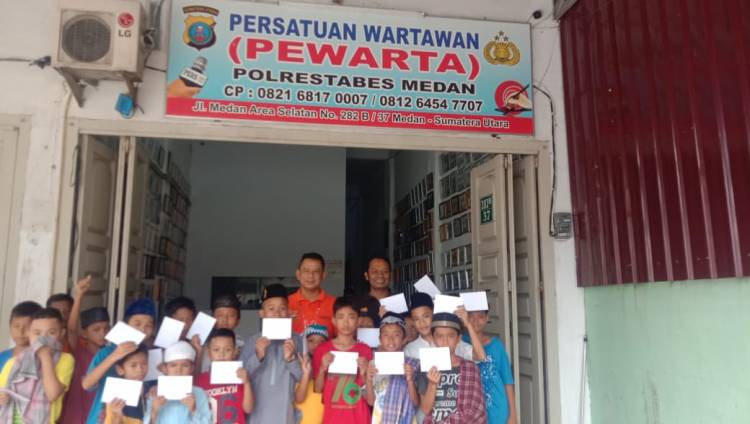 Jumat Barokah, Ketua Pewarta Berbagi dengan Puluhan Anak Yatim dan Kurang Mampu