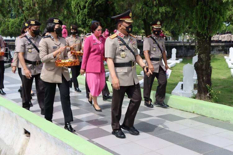 Kapolrestabes Dampingi Kapoldasu Ziarah Rombongan ke Taman Makam Pahlawan di Jalan Sisingamangaraja 