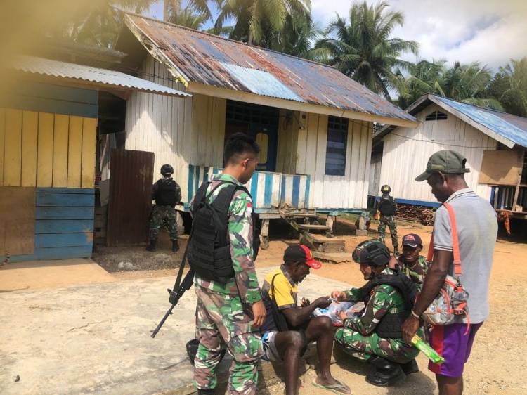  Satgas Pamtas Yonif 126/KC Berikan Pengobatan Keliling Kampung
