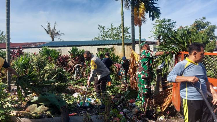  Ciptakan Lingkungan Sehat, Bhabinkamtibmas Polsek Medan Baru Bersih-Bersih di Posko Kampung Tangguh Anti Narkoba