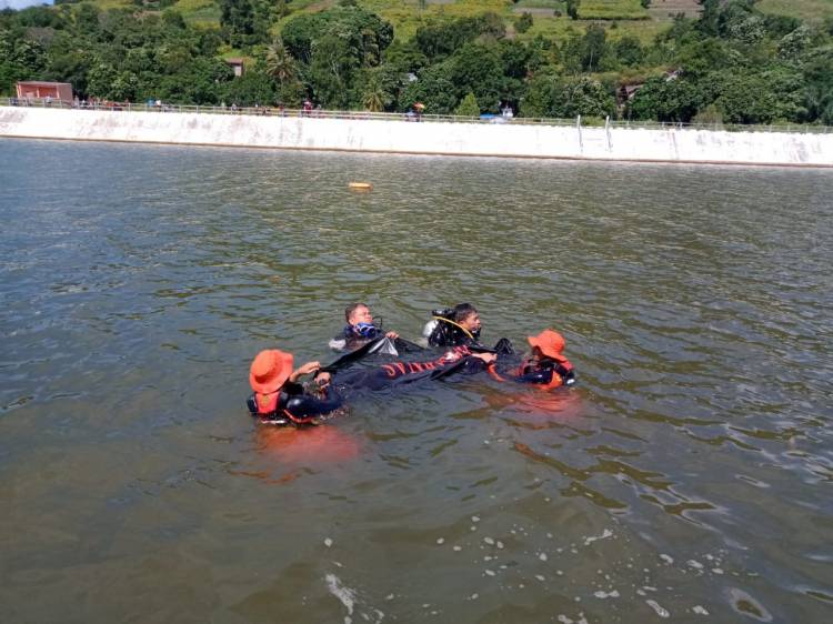 Tim SAR Temukan Jenazah Pekerja Proyek Jembatan Tano Ponggol di Dasar Danau Toba