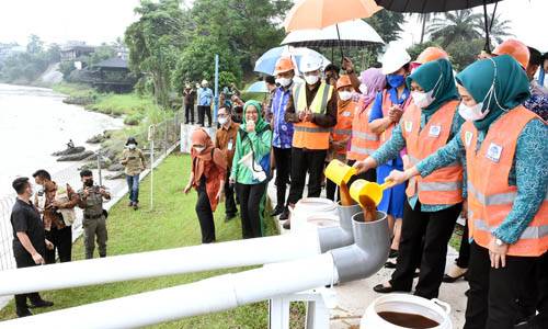 Peringati Hari Lingkungan Hidup Sedunia Nawal Lubis dan Sri Ayu Mihari Bersihkan Sungai Sunggal