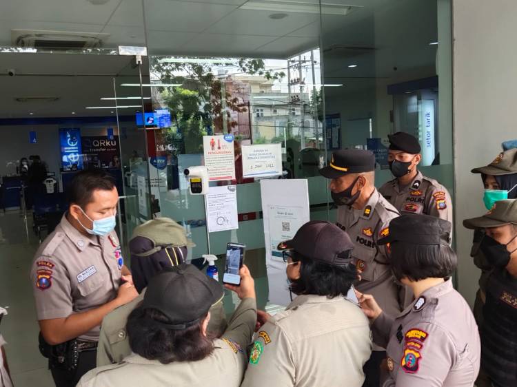 Operasi Yustisi, Polisi Ajak Nasabah dan Karyawan Bank di Jalan Iskandar Muda Medan Terapkan Prokes