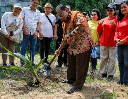 Tim Merdang Merdem Lakukan Aksi Bersih Sungai dan Penanaman Pohon