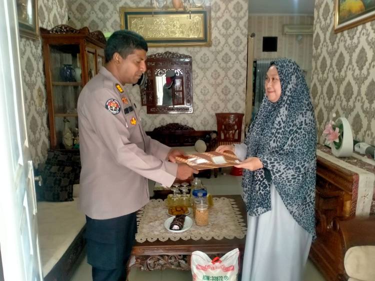 Humas Polrestabes Medan Gulirkan Bantuan Sembako ke Rumah Pensiunan Polwan di Jalan Tuasan