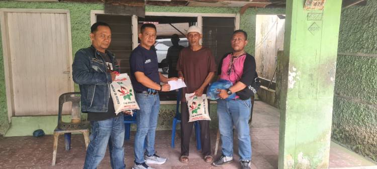 Jumat Barokah, Ketua Pewarta Bantu Penderita Stroke yang Hidup Sebatang Kara