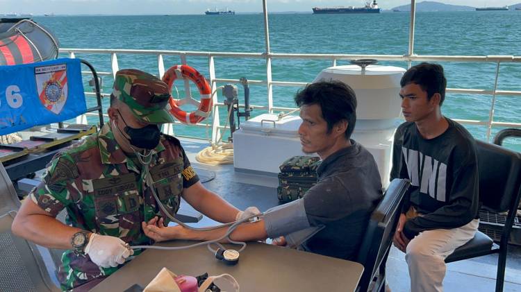 Bakamla RI Jemput Dua Nelayan Indonesia Yang Terdampar di Malaysia