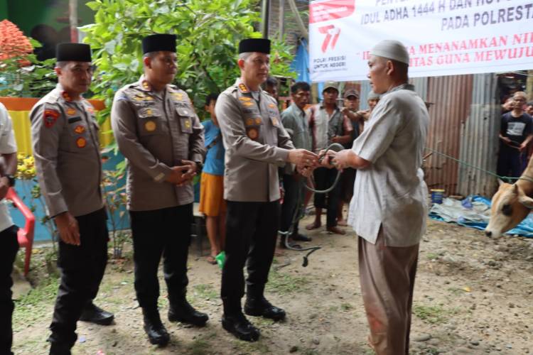 Iduladha dan HUT Bhayangkara ke 77, Kapolrestabes Medan Serahkan Hewan Kurban Presisi di Jalan Denai