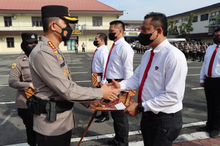 Kapolrestabes Medan Berikan Penghargaan kepada Personel Berprestasi