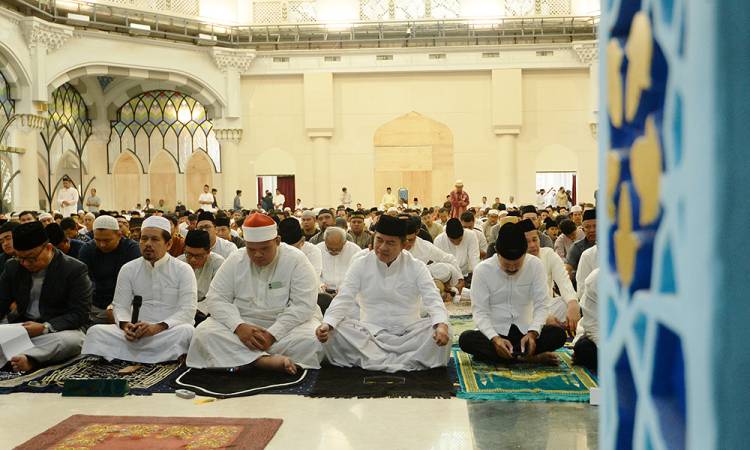 Pj Gubernur Sumut Salat Iduladha 1445 H Bersama Ribuan Masyarakat di Masjid Agung Medan
