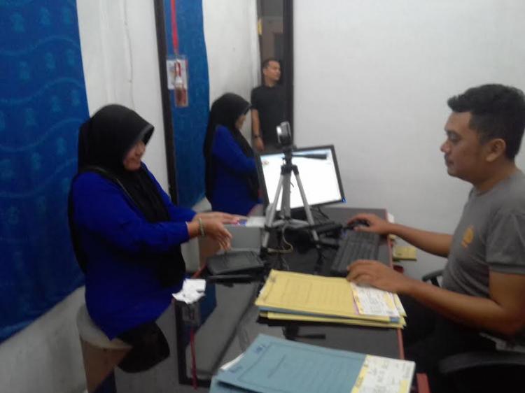 Warga Antusias Urus SIM di Polres Deli Serdang