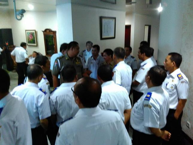 Berniat Pertanyakan TPP yang Belum Dibayar, Puluhan ASN Kemenhub Kecewa Tak Bisa Bertemu Gubernur