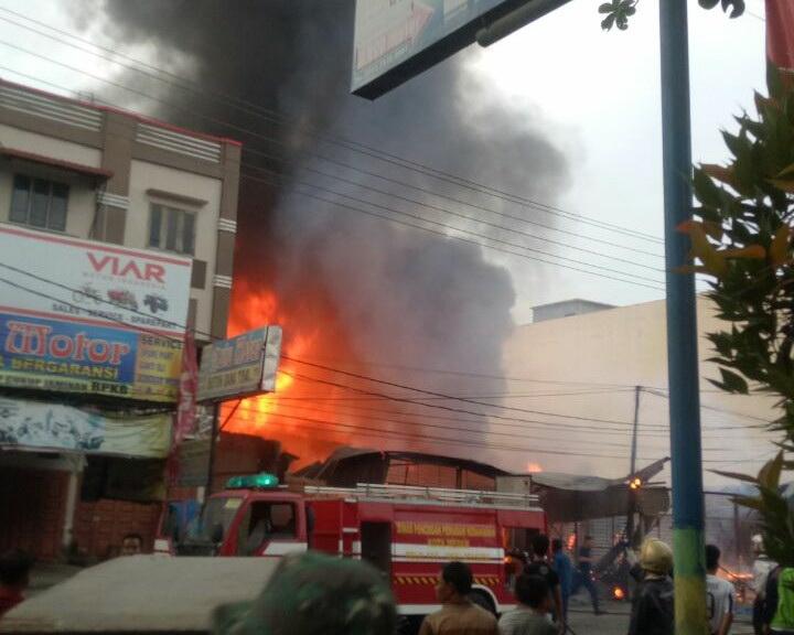 Sijago Merah Mengamuk, Dua Ruko di Marelan Hangus