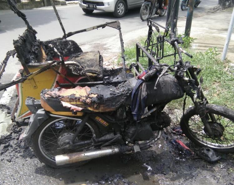 Sedang Berjalan, Becak Motor Percikkan Api dan Terbakar