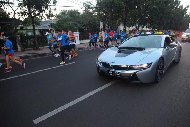 BMW i Pimpin Para Pelari Pada Gelaran Pocari Sweat Bandung West Java Marathon 2017