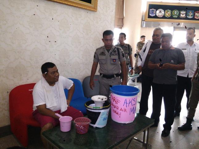 Protes Kenaikan Tarif PDAM Tirtanadi, Saharuddin Numpang Mandi di Kantor Gubsu 