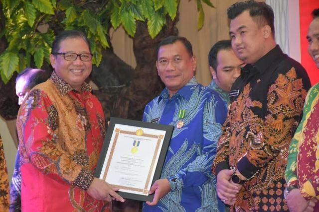 Komit Kembangkan Koperasi, Bupati Deli Serdang Terima Penghargaan Bakti Koperasi