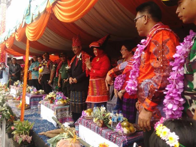 Gubsu dan Ketua TP PKK Provsu Kebanjiran Buah Tangan, Bunga dan Buah dari Masyarakat Karo