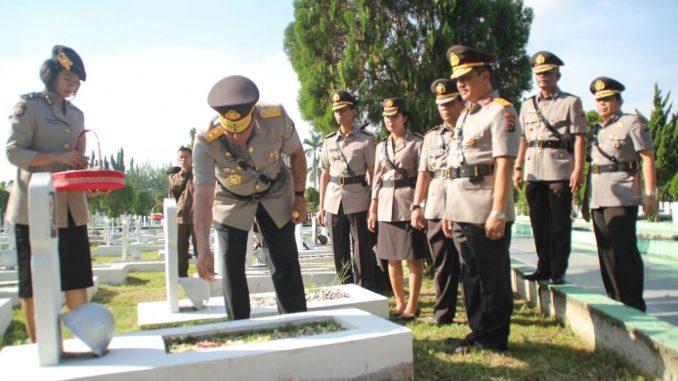 HUT Bhayangkara ke-71, Kapoldasu Irjen Paulus Pimpin Ziarah dan Tabur Bunga di Makam Pahlawan