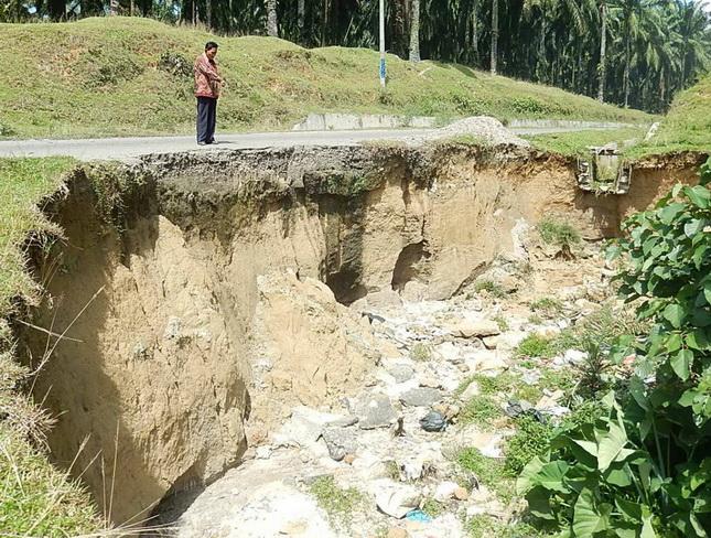 Rute Jalan Provinsi Rusak, Longsor Batas Kecamatan Terkesan Dibiarkan