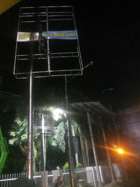 Pemko Medan Kembali Bongkar Reklame Ilegal