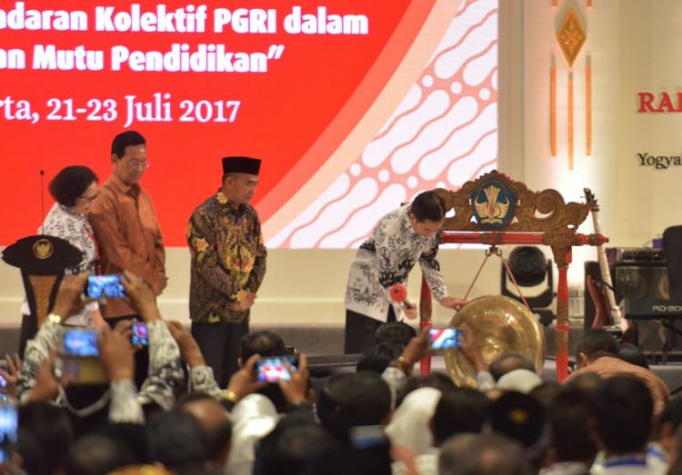 Presiden Jokowi Minta Guru Beri PR Siswa Tengok Tetangga Sakit Atau Ikut Kerja Bakti