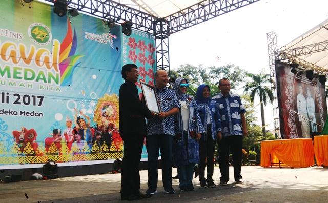 2674 Peserta Pawai Berbusana Batik Medan Minggu Tadi Pagi Raih Rekor MURI