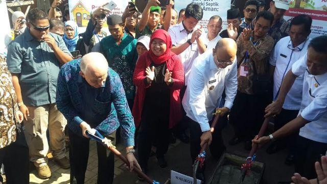 Dubes Amerika Serikat Resmikan Peletakan Batu Pertama Program USAID IUWASH Plus di Kedai Durian Medan Johor 